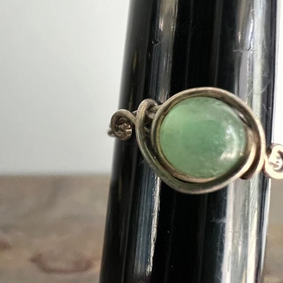 🍭6/$30 Handmaid silver coil ring with milky green gem - size 7.75 - Picture 6 of 6